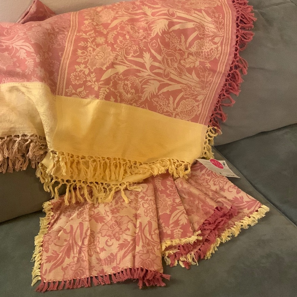 Table Cloth with 4 matching napkins.